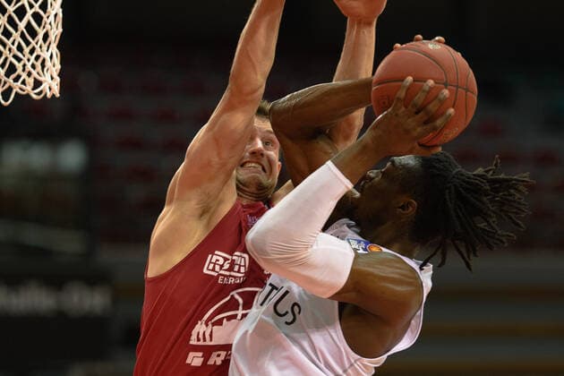 GIESSEN 46ers BG Göttingen 02 01 2021, Basketball Bundesliga easyCredit BBL, season 2020 2021, main round, 11 matchday, GIESSEN 46ers BG Göttingen Göttingens Tai Odiase r plays against Gießens Johannes Richter Gießen Hessen Germany