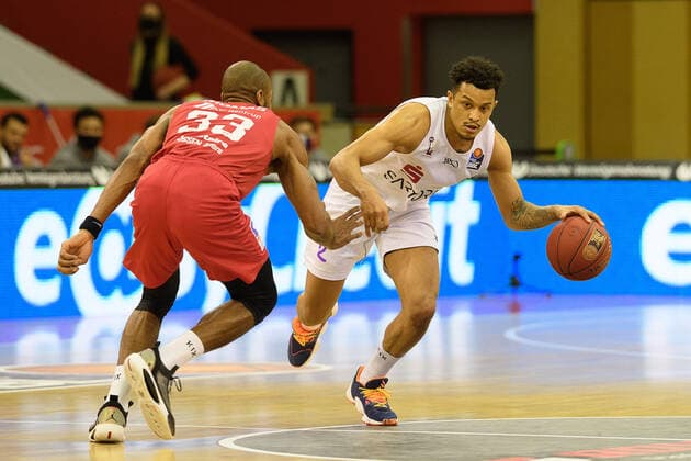 GIESSEN 46ers BG Göttingen 02 01 2021, Basketball Bundesliga easyCredit BBL, 2020 2021 season, Hauptrunde, 11 Spieltag, GIESSEN 46ers BG Göttingen Göttingens Nelson Weidemann r plays against Gießens Brandon Thomas Gießen Hessen Germany.
