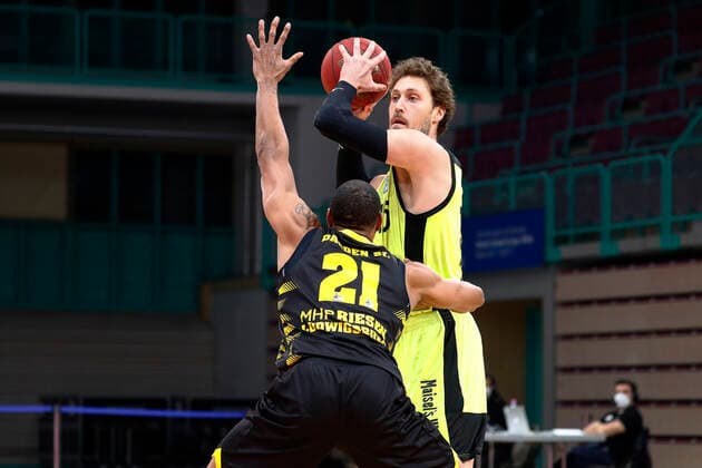 11 Matchday of the easyCredit BBL Basketball Bundesliga at Oberfrankenhalle in Bayreuth Season 2020 2021 Medi Bayreuth vs MHP RIESEN Ludwigsburg Matthew Tiby Medi Bayreuth 15 right Tremmell Darden MHP RIESEN Ludwigsburg 21 left