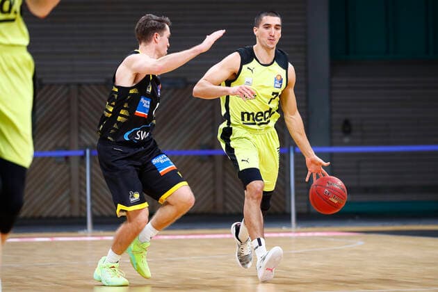 11 Matchday of the easyCredit BBL Basketball Bundesliga at Oberfrankenhalle in Bayreuth Season 2020 2021 Medi Bayreuth vs MHP RIESEN Ludwigsburg Philip Jalalpoor Medi Bayreuth 7 right Jordan Hulls MHP RIESEN Ludwigsburg 1 left