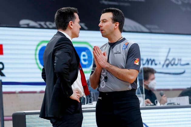 11 Matchday of the easyCredit BBL Basketball Bundesliga in the Oberfrankenhalle in Bayreuth Season 2020 2021 Medi Bayreuth vs MHP RIESEN Ludwigsburg Raoul Korner Medi Bayreuth coach left referee Moritz Reiter right