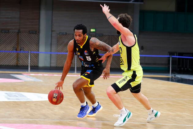 11 Matchday of the easyCredit BBL Basketball Bundesliga at Oberfrankenhalle in Bayreuth Season 2020 2021 Medi Bayreuth vs MHP RIESEN Ludwigsburg Bastian Doreth Medi Bayreuth 10 right Barry Brown Jr MHP RIESEN Ludwigsburg 5 left