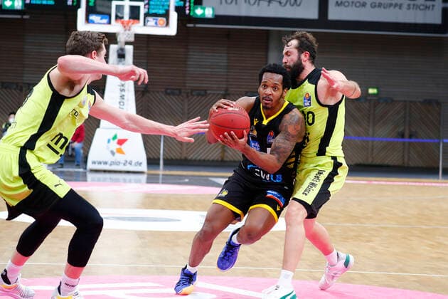 11 Matchday of the easyCredit BBL Basketball Bundesliga at Oberfrankenhalle in Bayreuth Season 2020 2021 Medi Bayreuth vs MHP RIESEN Ludwigsburg Bastian Doreth Medi Bayreuth 10 right Barry Brown Jr MHP RIESEN Ludwigsburg 5 center