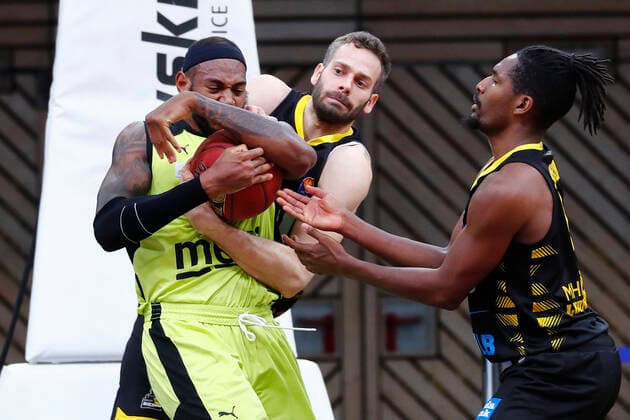 11 Matchday of the easyCredit BBL Basketball Bundesliga in the Oberfrankenhalle in Bayreuth Season 2020 2021 Medi Bayreuth vs MHP RIESEN Ludwigsburg Dererk Pardon Medi Bayreuth 0 left Jonas Wohlfarth Bottermann MHP RIESEN Ludwigsburg 18 middle