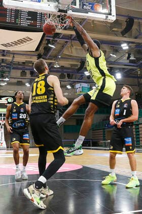11 Matchday of the easyCredit BBL Basketball Bundesliga in the Oberfrankenhalle in Bayreuth Season 2020 2021 Medi Bayreuth vs MHP RIESEN Ludwigsburg Dererk Pardon Medi Bayreuth 0 right Jonas Wohlfarth Bottermann MHP RIESEN Ludwigsburg 18 left