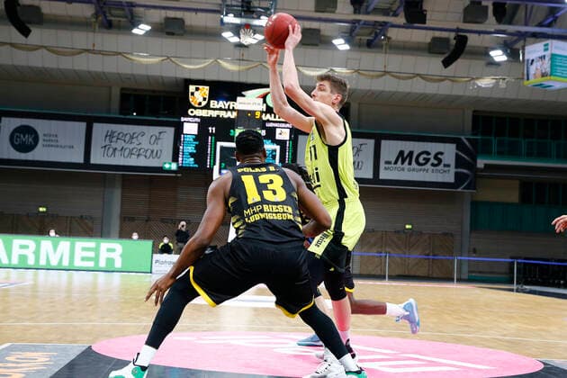 11 Matchday of the easyCredit BBL Basketball Bundesliga at the Oberfrankenhalle in Bayreuth Season 2020 2021 Medi Bayreuth vs MHP RIESEN Ludwigsburg Andreas Seiferth Medi Bayreuth 11 right Yorman Polas Bartolo MHP RIESEN Ludwigsburg 13 left