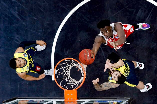 left 25 Phil Pressey EWE Baskets Oldenburg center Norense Odiase Brose Bamberg, 32 right 12 Martin Breunig EWE Baskets Oldenburg Brose Bamberg EWE Baskets Oldenburg easyCredit BBL Basketball Bundesliga Basketball season 2020 21 11 matchday, 03 01 2021 Bamberg, Brose Arena Copyright: DanielxLöb