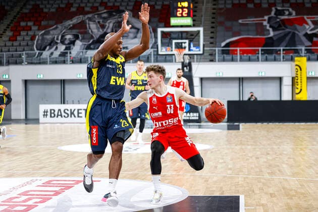 right Bennet Hundt Brose Bamberg, 33 left 23 Rickey Paulding EWE Baskets Oldenburg Brose Bamberg EWE Baskets Oldenburg easyCredit BBL Basketball Bundesliga Basketball season 2020 21 11 matchday, 03 01 2021 Bamberg, Brose Arena Copyright: DanielxLöb