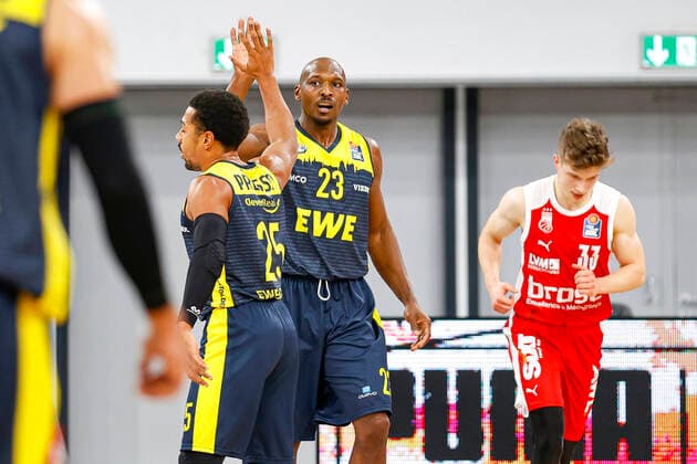 left 25 Phil Pressey EWE Baskets Oldenburg center 23 Rickey Paulding EWE Baskets Oldenburg right Bennet Hundt Brose Bamberg, 33 Brose Bamberg EWE Baskets Oldenburg easyCredit BBL Basketball Bundesliga Basketball season 2020 21 11 matchday, 03 01 2021 Bamberg, Brose Arena Copyright: DanielxLöb