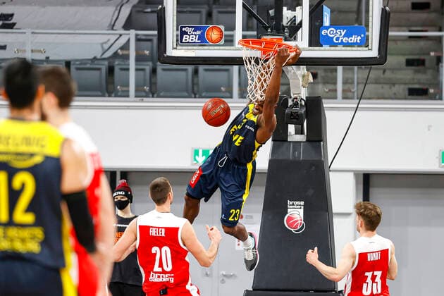 Center 23 Rickey Paulding EWE Baskets Oldenburg right Bennet Hundt Brose Bamberg, 33 Brose Bamberg EWE Baskets Oldenburg easyCredit BBL Basketball Bundesliga Basketball Season 2020 21 11 Matchday, 03 01 2021 Bamberg, Brose Arena Copyright: DanielxLöb