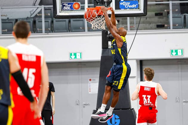 left 23 Rickey Paulding EWE Baskets Oldenburg right Bennet Hundt Brose Bamberg, 33 Brose Bamberg EWE Baskets Oldenburg easyCredit BBL Basketball Bundesliga Basketball Season 2020 21 11 Matchday, 03 01 2021 Bamberg, Brose Arena Copyright: DanielxLöb