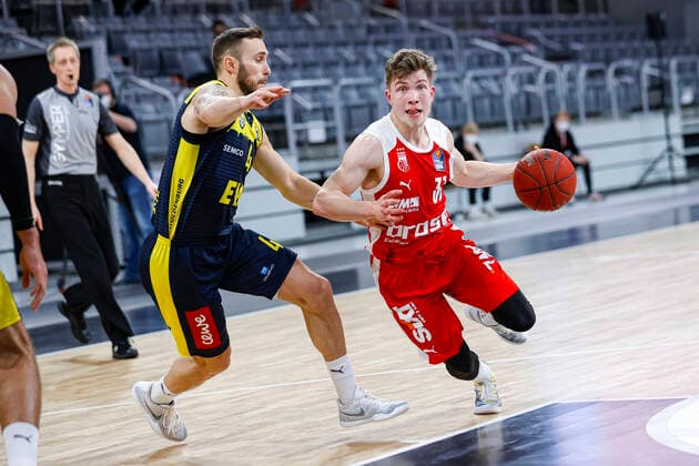 right Bennet Hundt Brose Bamberg, 33 left 04 Keith Hornsby EWE Baskets Oldenburg Brose Bamberg EWE Baskets Oldenburg easyCredit BBL Basketball Bundesliga Basketball season 2020 21 11 matchday, 03 01 2021 Bamberg, Brose Arena Copyright: DanielxLöb