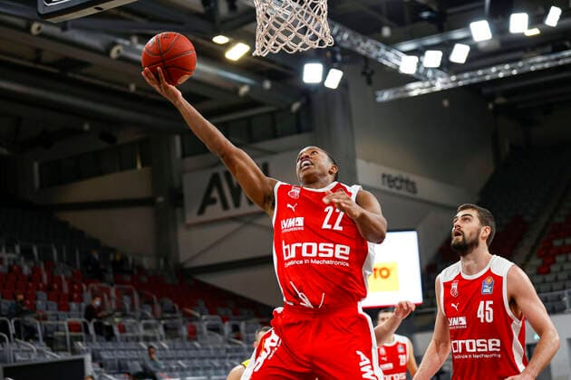 Left Devon Hall Brose Bamberg, 22 Right David Kravish Brose Bamberg, 45 Brose Bamberg EWE Baskets Oldenburg easyCredit BBL Basketball Bundesliga Basketball Season 2020 21 11 Matchday, 03 01 2021 Bamberg, Brose Arena Copyright: DanielxLöb