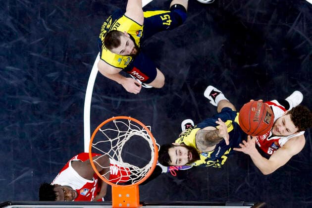 right Joanic Grüttner Bacoul Brose Bamberg, 50 center 12 Martin Breunig EWE Baskets Oldenburg top 45 Nathan Boothe EWE Baskets Oldenburg left Norense Odiase Brose Bamberg, 32 Brose Bamberg EWE Baskets Oldenburg easyCredit BBL Basketball Bundesliga Basketball Season 2020 21 11 Matchday, 03 01 2021 Bamberg, Brose Arena Copyright: DanielxLöb