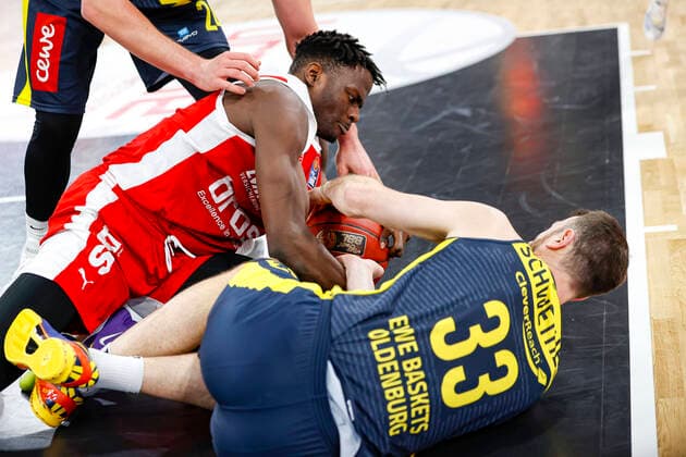 obenn Norense Odiase Brose Bamberg, 32 unten 33 Philipp Schwethelm EWE Baskets Oldenburg Brose Bamberg EWE Baskets Oldenburg easyCredit BBL Basketball Bundesliga Basketball Saison 2020 21 11 Spieltag, 03 01 2021 Bamberg, Brose Arena ASV Autoren Nummer 4026335 Copyright: DanielxLöb