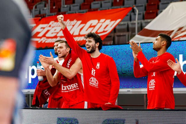 Center Michele Vitali Brose Bamberg, 31 left Chase Fieler Brose Bamberg, 20 right Kenneth Ogbe Brose Bamberg, 25 left 23 Rickey Paulding EWE Baskets Oldenburg Brose Bamberg EWE Baskets Oldenburg easyCredit BBL Basketball Bundesliga Basketball Season 2020 21 11 Matchday, 03 01 2021 Bamberg, Brose Arena Copyright: DanielxLöb