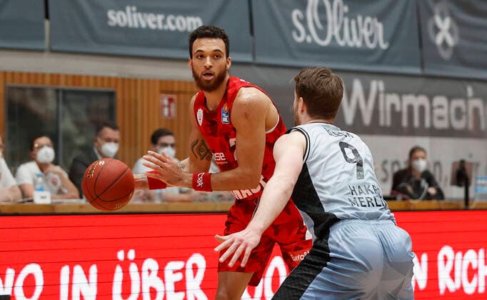 s Oliver Wuerzburg vs HAKRO Merlins Crailsheim, Basketball, BBL Germany, Wuerzburg, s Oliver Arena, 03 01 2021, emspor, emonline, despor, deonline, s Oliver Wuerzburg vs HAKRO Merlins Crailsheim, Basketball, BBL picture f li Brekkott Chapman s Oliver Wuerzburg and Fabian Bleck Merlins Photo HMB Media Heiko Becker Pool Wuerzburg s Oliver Arena Bayern Germany Poolfoto HMB Media Heiko Becker Pool ,EDITORIAL USE ONLY