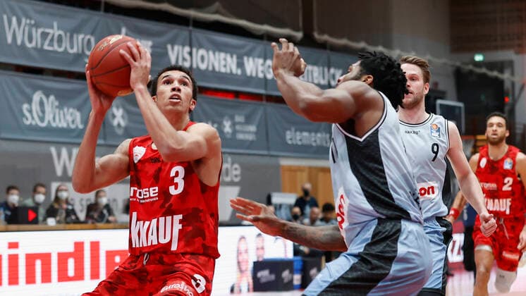 s Oliver Wuerzburg vs HAKRO Merlins Crailsheim, Basketball, BBL Germany, Wuerzburg, s Oliver Arena, 03 01 2021, emspor, emonline, despor, deonline, s Oliver Wuerzburg vs HAKRO Merlins Crailsheim, Basketball, BBL picture v li Tyson Ward s Oliver Wuerzburg and Tim Coleman Merlins Photo HMB Media Heiko Becker Pool Wuerzburg s Oliver Arena Bayern Germany Poolfoto HMB Media Heiko Becker Pool ,EDITORIAL USE ONLY