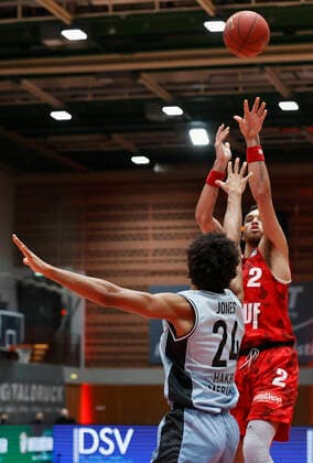 s Oliver Wuerzburg vs HAKRO Merlins Crailsheim, Basketball, BBL Germany, Wuerzburg, s Oliver Arena, 03 01 2021, emspor, emonline, despor, deonline, s Oliver Wuerzburg vs HAKRO Merlins Crailsheim, Basketball, BBL Picture f li Jeremy Jones Merlins and Brekkott Chapman s Oliver Wuerzburg Photo HMB Media Heiko Becker Pool Wuerzburg s Oliver Arena Bayern Germany Poolfoto HMB Media Heiko Becker Pool ,EDITORIAL USE ONLY