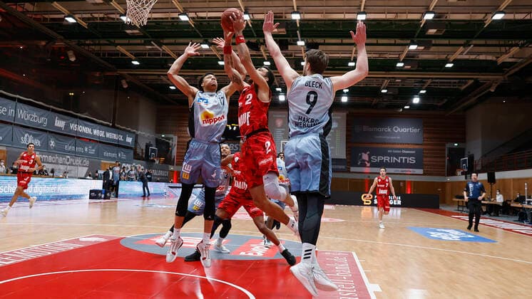 s Oliver Wuerzburg vs HAKRO Merlins Crailsheim, Basketball, BBL Germany, Wuerzburg, s Oliver Arena, 03 01 2021, emspor, emonline, despor, deonline, s Oliver Wuerzburg vs HAKRO Merlins Crailsheim, Basketball, BBL Picture f li Jamuni McNeace Merlins , Brekkott Chapman s Oliver Wuerzburg and Fabian Bleck Merlins Photo HMB Media Heiko Becker Pool Wuerzburg s Oliver Arena Bayern Germany Poolfoto HMB Media Heiko Becker Pool ,EDITORIAL USE ONLY