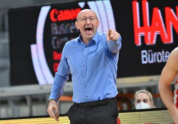 BAMBERG 03 01 2021 Basketball easycredit 1 Basketball Bundesliga 10 Matchday Brose Bamberg vs EWE Baskets Oldenburg Mladen Drijencic Headcoach EWE Baskets Oldenburg gives instructions Photo Hans Martin Issler isslerimages Brose Bamberg vs EWE Baskets Oldenburg