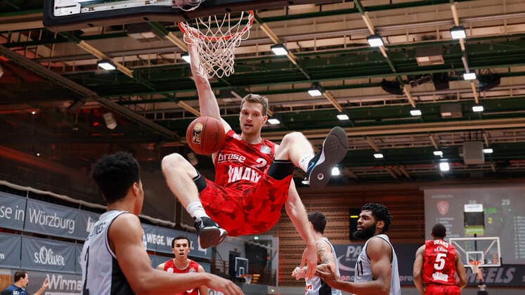s Oliver Wuerzburg vs HAKRO Merlins Crailsheim, Basketball, BBL Germany, Wuerzburg, s Oliver Arena, 03 01 2021, emspor, emonline, despor, deonline, s Oliver Wuerzburg vs HAKRO Merlins Crailsheim, Basketball, BBL picture v li Florian Koch s Oliver Wuerzburg with a dunk Photo HMB Media Heiko Becker Pool Wuerzburg s Oliver Arena Bayern Germany Poolfoto HMB Media Heiko Becker Pool ,EDITORIAL USE ONLY