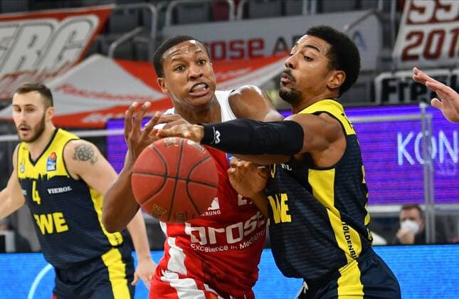 BAMBERG 03 01 2021 Basketball easycredit 1 Basketball Bundesliga 10 matchday Brose Bamberg vs EWE Baskets Oldenburg Devon Hall 22, Brose Bamberg is fouled by Phil Pressey 25, EWE Baskets Oldenburg, right Photo Hans Martin Issler isslerimages Brose Bamberg vs EWE Baskets Oldenburg