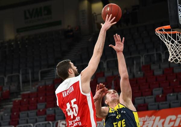 BAMBERG 03 01 2021 Basketball easycredit 1 Basketball Bundesliga 10 matchday Brose Bamberg vs EWE Baskets Oldenburg David Kravish 45, Brose Bamberg throws against Rasid Mahalbasic 24, EWE Baskets Oldenburg photo Hans Martin Issler isslerimages Brose Bamberg vs EWE Baskets Oldenburg