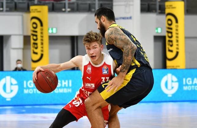 BAMBERG 03 01 2021 Basketball easycredit 1 Basketball Bundesliga 10 Matchday Brose Bamberg vs EWE Baskets Oldenburg Bennet Hundt 33, Brose Bamberg vs Martin Breunig 12, EWE Baskets Oldenburg Photo Hans Martin Issler isslerimages Brose Bamberg vs EWE Baskets Oldenburg