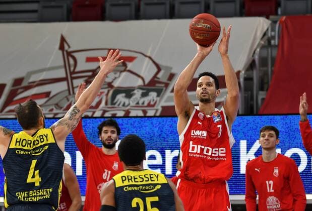 BAMBERG 03 01 2021 Basketball easycredit 1 Basketball Bundesliga 10 matchday Brose Bamberg vs EWE Baskets Oldenburg Dominic Lockhart 3, Brose Bamberg throws a three-point shot against Phil Pressey 25, EWE Baskets Oldenburg and Keith Hornsby 4, EWE Baskets Oldenburg photo Hans Martin Issler isslerimages Brose Bamberg vs EWE Baskets Oldenburg