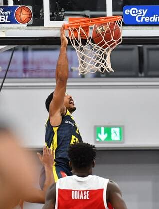 BAMBERG 03 01 2021 Basketball easycredit 1 Basketball Bundesliga 10 matchday Brose Bamberg vs EWE Baskets Oldenburg Phil Pressey 25, EWE Baskets Oldenburg with dunk against Norense Odiase 32, Brose Bamberg photo Hans Martin Issler isslerimages Brose Bamberg vs EWE Baskets Oldenburg