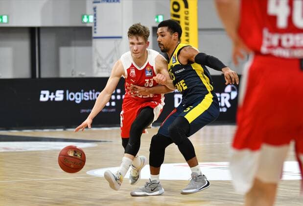 BAMBERG 03 01 2021 Basketball easycredit 1 Basketball Bundesliga 10 Matchday Brose Bamberg vs EWE Baskets Oldenburg Bennet Hundt 33, Brose Bamberg dribbles the ball under pressure from Phil Pressey 25, EWE Baskets Oldenburg Photo Hans Martin Issler isslerimages Brose Bamberg vs EWE Baskets Oldenburg
