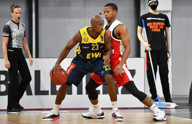 BAMBERG 03 01 2021 basketball easycredit 1 basketball Bundesliga 10 matchday Brose Bamberg vs EWE Baskets Oldenburg Rickey Paulding 23, EWE Baskets Oldenburg posts on vs Devon Hall 22, Brose Bamberg photo Hans Martin Issler isslerimages Brose Bamberg vs EWE Baskets Oldenburg