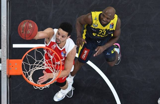BAMBERG 03 01 2021 Basketball easycredit 1 Basketball Bundesliga 10 Matchday Brose Bamberg vs EWE Baskets Oldenburg Dominic Lockhart 3, Brose Bamberg with a basket against Rickey Paulding 23, EWE Baskets Oldenburg Photo Hans Martin Issler isslerimages Brose Bamberg vs EWE Baskets Oldenburg