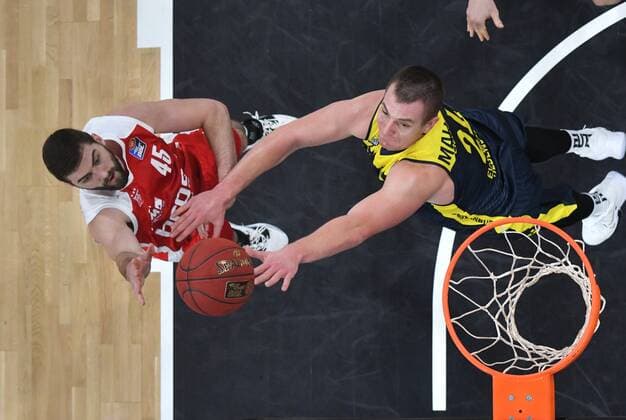 BAMBERG 03 01 2021 Basketball easycredit 1 Basketball Bundesliga 10 matchday Brose Bamberg vs EWE Baskets Oldenburg David Kravish 45, Brose Bamberg throws against Rasid Mahalbasic 24, EWE Baskets Oldenburg photo Hans Martin Issler isslerimages Brose Bamberg vs EWE Baskets Oldenburg