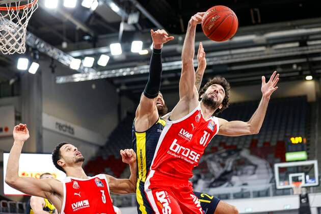 right Michele Vitali Brose Bamberg, 31 center 12 Martin Breunig EWE Baskets Oldenburg left Dominic Lockhart Brose Bamberg, 03 Brose Bamberg EWE Baskets Oldenburg easyCredit BBL Basketball Bundesliga Basketball season 2020 21 11 matchday, 03 01 2021 Bamberg, Brose Arena Copyright: DanielxLöb