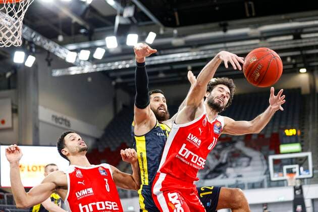 right Michele Vitali Brose Bamberg, 31 center 12 Martin Breunig EWE Baskets Oldenburg left Dominic Lockhart Brose Bamberg, 03 Brose Bamberg EWE Baskets Oldenburg easyCredit BBL Basketball Bundesliga Basketball season 2020 21 11 matchday, 03 01 2021 Bamberg, Brose Arena Copyright: DanielxLöb