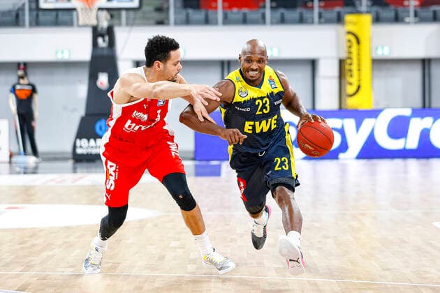right 23 Rickey Paulding EWE Baskets Oldenburg left Dominic Lockhart Brose Bamberg, 03 Brose Bamberg EWE Baskets Oldenburg easyCredit BBL Basketball Bundesliga Basketball season 2020 21 11 matchday, 03 01 2021 Bamberg, Brose Arena Copyright: DanielxLöb