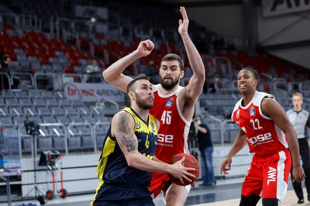 left 04 Keith Hornsby EWE Baskets Oldenburg r eight David Kravish Brose Bamberg, 45 Brose Bamberg EWE Baskets Oldenburg easyCredit BBL Basketball Bundesliga Basketball Season 2020 21 11 Matchday, 03 01 2021 Bamberg, Brose Arena Copyright: DanielxLöb