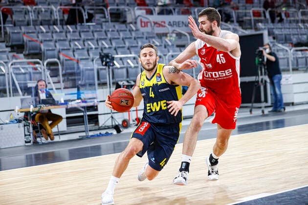 left 04 Keith Hornsby EWE Baskets Oldenburg r eight David Kravish Brose Bamberg, 45 Brose Bamberg EWE Baskets Oldenburg easyCredit BBL Basketball Bundesliga Basketball Season 2020 21 11 Matchday, 03 01 2021 Bamberg, Brose Arena Copyright: DanielxLöb