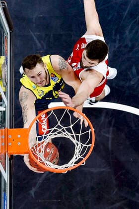 left 04 Keith Hornsby EWE Baskets Oldenburg right David Kravish Brose Bamberg, 45 Brose Bamberg EWE Baskets Oldenburg easyCredit BBL Basketball Bundesliga Basketball Season 2020 21 11 Matchday, 03 01 2021 Bamberg, Brose Arena Copyright: DanielxLöb