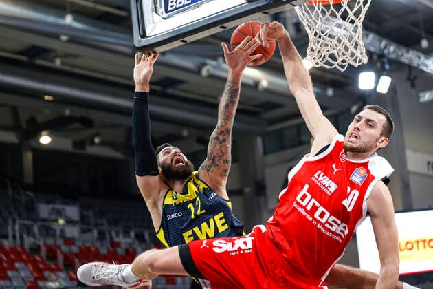 left 12 Martin Breunig EWE Baskets Oldenburg right David Kravish Brose Bamberg, 45 Brose Bamberg EWE Baskets Oldenburg easyCredit BBL Basketball Bundesliga Basketball Season 2020 21 11 Matchday, 03 01 2021 Bamberg, Brose Arena Copyright: DanielxLöb