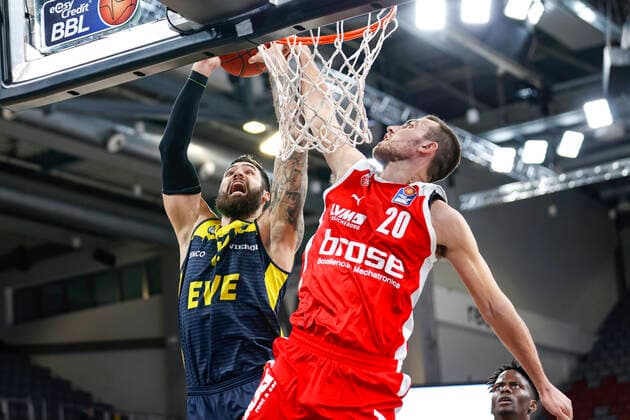 left 12 Martin Breunig EWE Baskets Oldenburg right David Kravish Brose Bamberg, 45 Brose Bamberg EWE Baskets Oldenburg easyCredit BBL Basketball Bundesliga Basketball Season 2020 21 11 Matchday, 03 01 2021 Bamberg, Brose Arena Copyright: DanielxLöb