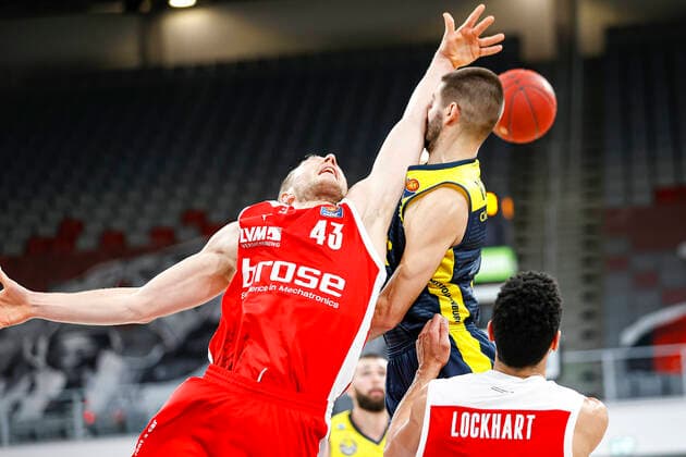 left Christian Sengfelder Brose Bamberg, 43 right 03 Braydon Hobbs EWE Baskets Oldenburg Brose Bamberg EWE Baskets Oldenburg easyCredit BBL Basketball Bundesliga Basketball season 2020 21 11 matchday, 03 01 2021 Bamberg, Brose Arena Copyright: DanielxLöb