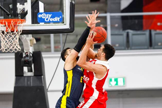 left 12 Martin Breunig EWE Baskets Oldenburg right Dominic Lockhart Brose Bamberg, 03 Brose Bamberg EWE Baskets Oldenburg easyCredit BBL Basketball Bundesliga Basketball season 2020 21 11 matchday, 03 01 2021 Bamberg, Brose Arena Copyright: DanielxLöb