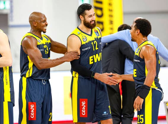left 23 Rickey Paulding EWE Baskets Oldenburg middle 12 Martin Breunig EWE Baskets Oldenburg right 25 Phil Pressey EWE Baskets Oldenburg Brose Bamberg EWE Baskets Oldenburg easyCredit BBL Basketball Bundesliga Basketball Season 2020 21 11 Matchday, 03 01 2021 Bamberg, Brose Arena Copyright: DanielxLöb