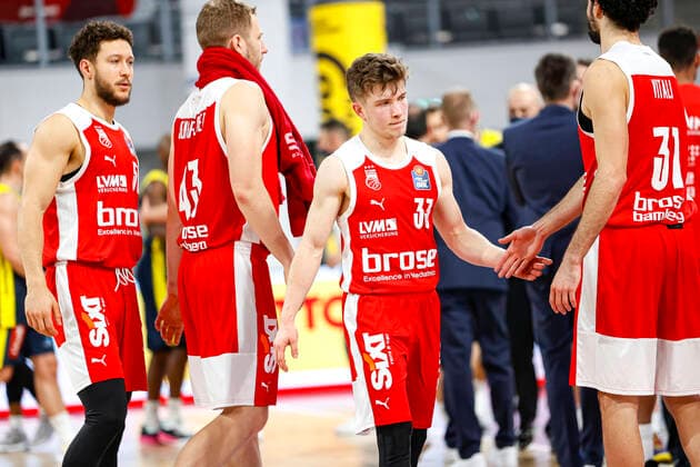 Disappointment at Bamberg vlnr Joanic Grüttner Bacoul Brose Bamberg, 50 Christian Sengfelder Brose Bamberg, 43 Bennet Hundt Brose Bamberg, 33 Michele Vitali Brose Bamberg, 31 Brose Bamberg EWE Baskets Oldenburg easyCredit BBL Basketball Bundesliga Basketball Season 2020 21 11 Matchday, 03 01 2021 Bamberg, Brose Arena Copyright: DanielxLöb