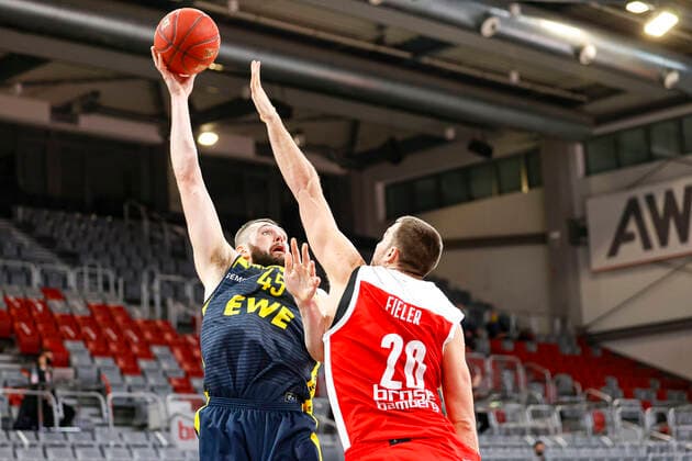 left 45 Nathan Boothe EWE Baskets Oldenburg right Chase Fieler Brose Bamberg, 20 Brose Bamberg EWE Baskets Oldenburg easyCredit BBL Basketball Bundesliga Basketball season 2020 21 11 matchday, 03 01 2021 Bamberg, Brose Arena Copyright: DanielxLöb