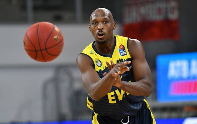 BAMBERG 03 01 2021 Basketball easycredit 1 Basketball Bundesliga 10 Matchday Brose Bamberg vs EWE Baskets Oldenburg Rickey Paulding 23, EWE Baskets Oldenburg passes Photo Hans Martin Issler isslerimages Brose Bamberg vs EWE Baskets Oldenburg