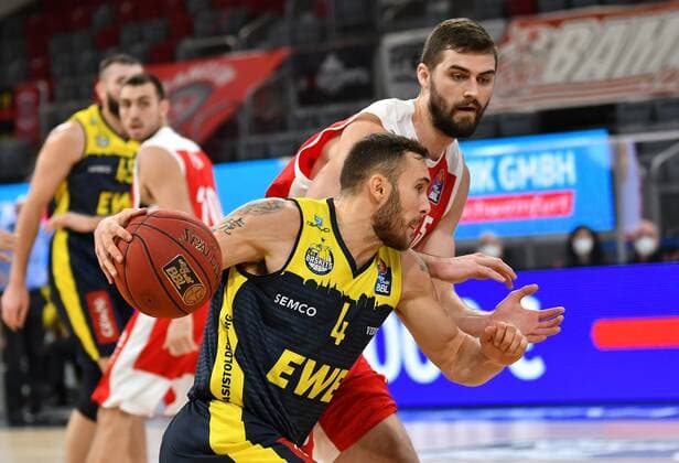 BAMBERG 03 01 2021 Basketball easycredit 1 Basketball Bundesliga 10 matchday Brose Bamberg vs EWE Baskets Oldenburg Keith Hornsby 4, EWE Baskets Oldenburg moves to the basket against David Kravish 45, Brose Bamberg photo Hans Martin Issler isslerimages Brose Bamberg vs EWE Baskets Oldenburg